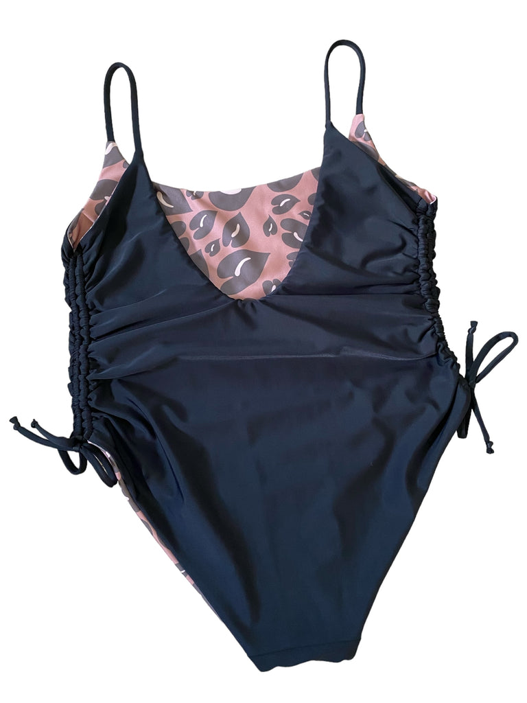 (XL) Side-scrunch Onesie: Anthurium + Black